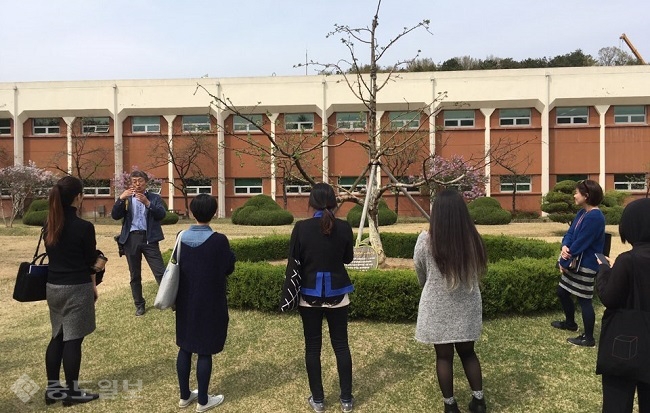 ▲ 12일 대전문화재단 아티언스 사업설명회에 참여한 지역 예술가들이 한국표준과학연구원 내 뉴턴의 사과나무를 보고 있다. 