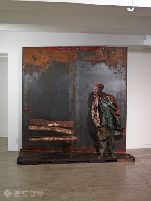 ▲ 구본주, <파고다 공원에 파랑새는 없다>, 동.철, 248x150x252cm, 1992
<br />