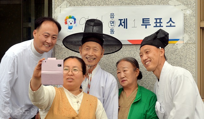 ▲ 훈장님 가족도 인증샷 '찰칵'
<br />제20대 국회의원 선거일인 13일 충남 논산시 연산초등학교에 마련된 투표소에서 유복엽 큰 훈장과 가족들이 투표를 마치고 인증샷을 찍고 있다. 이성희기자 token77@