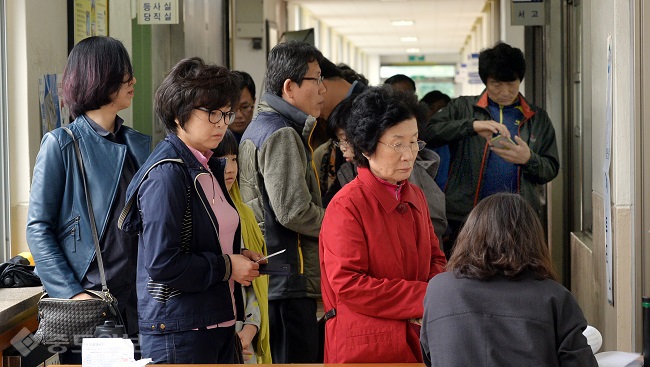 ▲ 제20대 국회의원 선거일인 13일 대전 중구 신평초등학교에 마련된 투표소를 찾은 유권자들이 길게 줄 지어 투표 차례를 기다리고 있다. 총선특별취재반