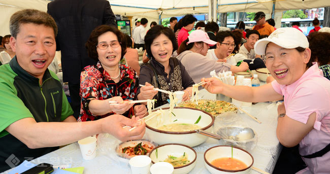 ▲제1회 대전칼국수축제에서 칼국수를 먹고 있는 시민들. 사진=중구문화원 제공