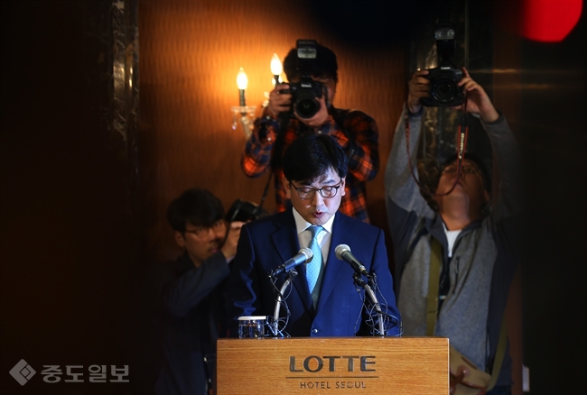 ▲ 롯데마트 김종인 대표가 18일 오전 서울 중구 롯데호텔에서 가습기 살균제 피해자 사과 및 보상 발표 기자회견을 하고 있다./연합 ▲ 롯데마트 김종인 대표가 18일 오전 서울 중구 롯데호텔에서 가습기 살균제 피해자 사과 및 보상 발표 기자회견을 하고 있다./연합