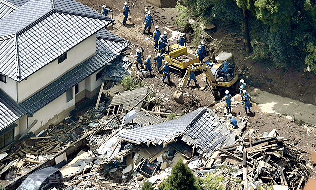 ▲ 17일 오후 일본 구마모토(熊本)현 미나미아소무라(南阿蘇村)에서 경찰이 수색 작업을 하고 있다. 일대에는 최근 이어진 강진으로 산사태가 발생하고 주택이 붕괴했다. /연합뉴스 ▲ 17일 오후 일본 구마모토(熊本)현 미나미아소무라(南阿蘇村)에서 경찰이 수색 작업을 하고 있다. 일대에는 최근 이어진 강진으로 산사태가 발생하고 주택이 붕괴했다. /연합뉴스