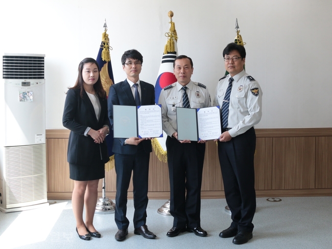 ▲ 김재훈 대전 둔산경찰서장과 김정훈 롯데시네마 대전둔산관장이 업무협약 체결 후 기념사진을 촬영하고 있다. 