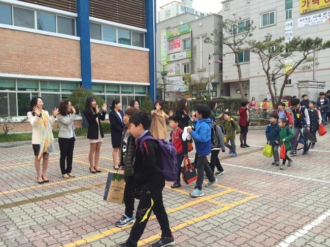 ▲ 천안 불당초 등교맞이./충남교육청 제공