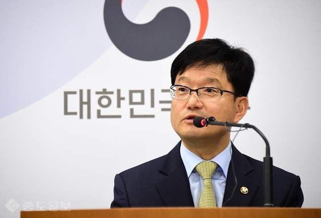 ▲신원섭 산림청장이 정부대전청사에서 기자브리핑을 갖고 ‘사유림 경영 활성화 대책’을 발표하고 있다.<사진:산림청 제공>
<br />