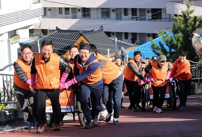 ▲ 한화 갤러리아타임월드 임직원들이 대전지역 소외계층에 전달될 연탄을 나르고 있다.