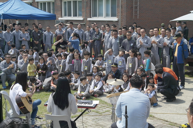 ▲ 육군 방공학교가 마련한 부대개방 행사에서 주민과 어린이, 장병 부모들이 공연을 즐기고 있다. 육군 방공학교 제공.