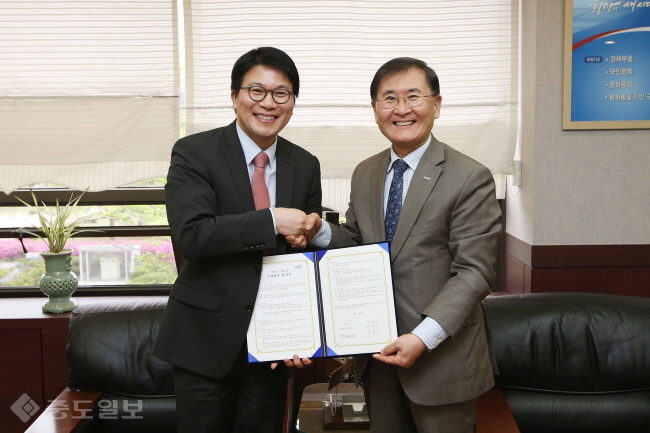 ▲ 카이스트와 에스비씨케이가 미래기술 연구를 위한 산학협력 협약을 체결했다. 사진 오른쪽 강성모 총장, 왼쪽 이승근 대표 /제공=카이스트 