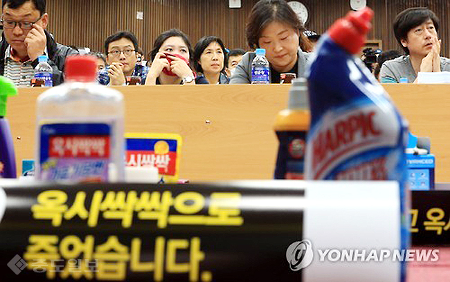 ▲ 가습기 살균제 피해자들과 가족 모임이 24일 오후 서울 연건동 서울대 의대 교육관에서 열린 총회에 참석해 발언을 듣고 있다./연합뉴스