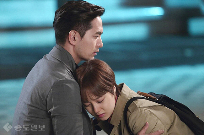 ▲ 굿바이미스터블랙의 이진욱, 문채원 /사진은 방송화면 캡처 ▲ 굿바이미스터블랙의 이진욱, 문채원 /사진은 방송화면 캡처