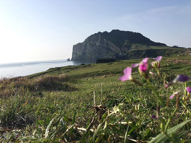 ▲맑은 하늘을 보이고 있는 제주 성산일출봉. 제주=연선우 기자