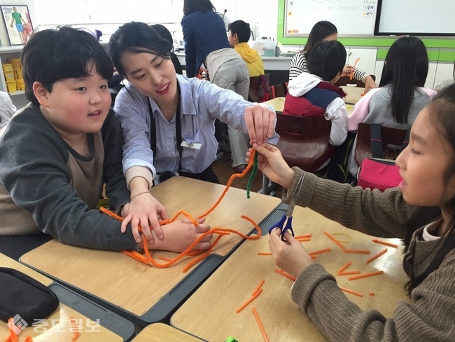 ▲ 조치원신봉초와 세종누리학교의 통합교육에서 일반학생과 장애학생이 함께 곤충만들기 등의 체험활동을 하고 있다. 세종교육청 제공