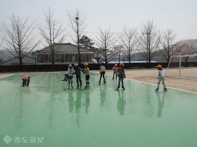 ▲ 홍성군 홍동면에 있는 금당초등학교는 학교에 인라인스케이트장을 만들어 하루 한 시간씩 아이들의 행복놀이를 보장하고 있다./충남교육청 제공.