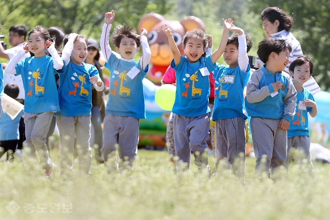▲ 어린이날을 하루 앞둔 4일 오전 서울 마포구 월드컵공원 난지잔디광장에서 열린 '2016 마포어린이축제'에서 어린이들이 즐거운 시간을 보내고 있다. /연합뉴스 ▲ 어린이날을 하루 앞둔 4일 오전 서울 마포구 월드컵공원 난지잔디광장에서 열린 '2016 마포어린이축제'에서 어린이들이 즐거운 시간을 보내고 있다. /연합뉴스