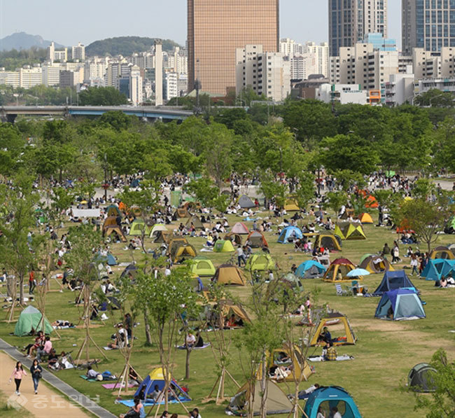 ▲지난 1일 영등포구 여의도한강공원으로 주말 나들이 나온 시민들로 붐비고 있다. 연합뉴스