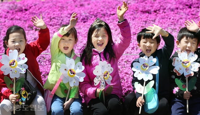 ▲ 어린이날을 하루 앞둔 4일 오전 서울 마포구 월드컵공원 난지잔디광장에서 열린 '2016 마포어린이축제'에서 어린이들이 즐거운 시간을 보내고 있다./연합뉴스