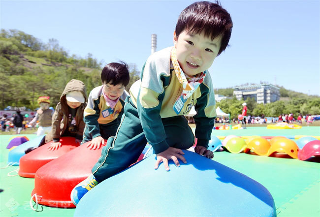 ▲서울 마포구 월드컵공원 난지잔디광장에서 열린 '2016 마포어린이축제'에서 어린이들이 즐거운 시간을 보내고 있다. 연합뉴스