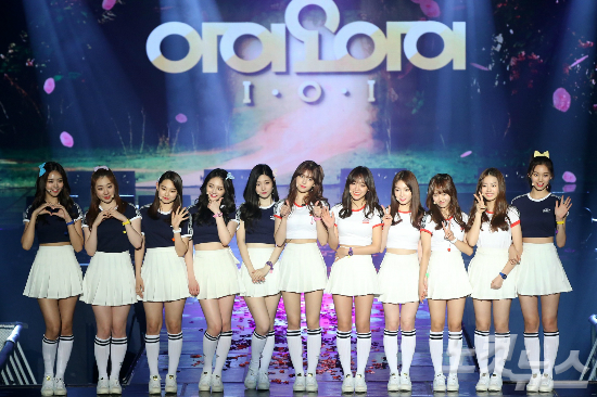 ▲ 오디션 프로그램 '프로듀스 101'을 통해 선발돼 데뷔한 걸그룹 아이오아이(I.O.I)가 5일 오전 서울 장충체육관에서 열린 첫 번째 미니앨범 'Chrysalis(크리슬리스)' 쇼케이스에서 포즈를 취하고 있다. ▲ 오디션 프로그램 '프로듀스 101'을 통해 선발돼 데뷔한 걸그룹 아이오아이(I.O.I)가 5일 오전 서울 장충체육관에서 열린 첫 번째 미니앨범 'Chrysalis(크리슬리스)' 쇼케이스에서 포즈를 취하고 있다.