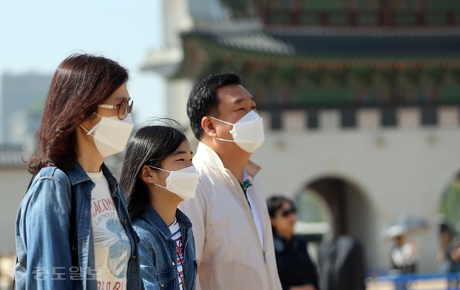 ▲ 전국 곳곳에 미세먼지 주의보가 발령된 7일 시민들이 마스크를 쓰고 서울 경복궁을 관람하고 있다./연합