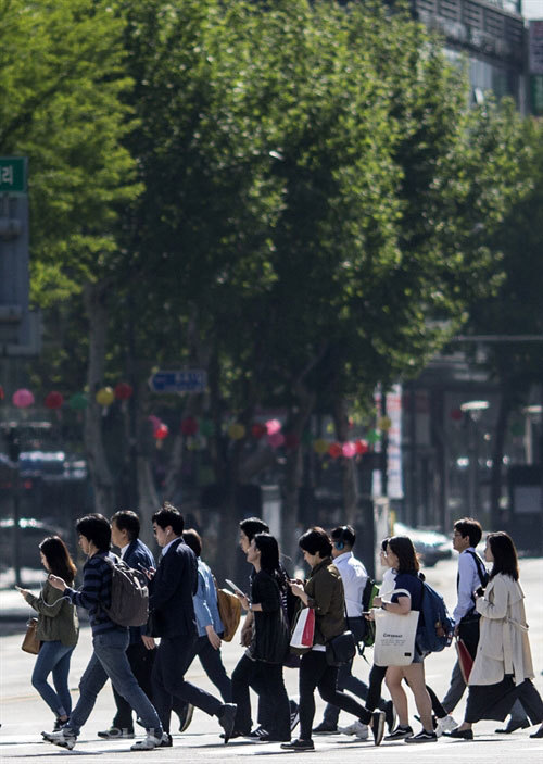 ▲ 황금연휴가 끝난 9일 오전 서울 세종로사거리에서 시민들이 출근길을 재촉하고 있다. 연합뉴스