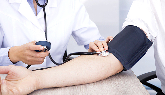 ▲ 고혈압은 만성적으로 동맥의 혈압이 올라가는 현상이다./사진=게티이미지뱅크 ▲ 고혈압은 만성적으로 동맥의 혈압이 올라가는 현상이다./사진=게티이미지뱅크