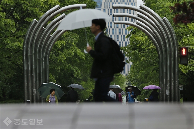 ▲ 시민들이 우산을 쓰고 이동하고 있다.