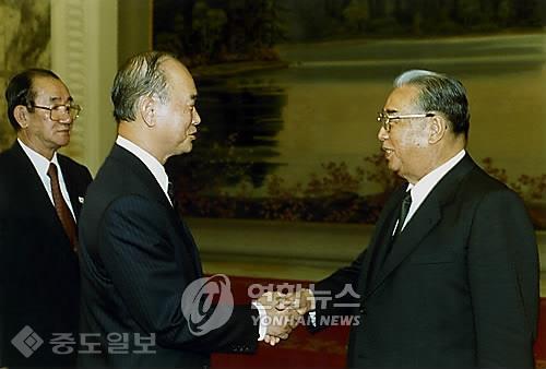 ▲ 강영훈 전 국무총리 별세. 사진은 지난 1990년 10월 18일 남북총리 회담차 북한을 방문한 강 총리가 김일성 주석을 만나는 모습. /연합뉴스
<br />