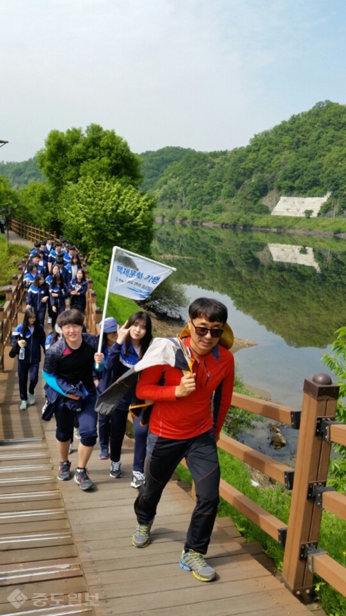 ▲ 한솔고 교사와 학생들이 금강탐사 현장을 걷고 있다. 세종교육청 제공.
<br />