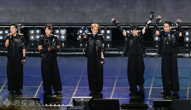▲ 14일 오후 서울 마포구 상암월드컵경기장에서 열린 MBC TV '무한도전 토토가2' 공연에서 젝스키스 멤버들이 16년 만에 무대를 선보이고 있다./연합뉴스