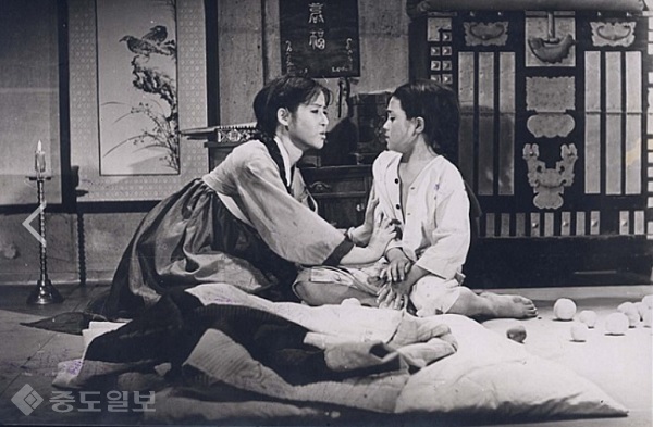 ▲ 1965년에 개봉한 영화 '민며느리' 중 한장면. 최은희씨가 감독 겸 여배우로 활약했고 황정순, 한은진 씨 등이 출연했다.
