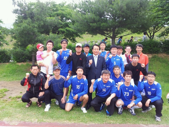 ▲ 한현택 동구청장과 동구청 축구동호회 회원들이 파이팅을 외치고 있다. 