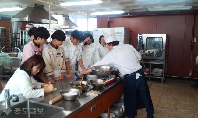 ▲ 부여군에 위치한 한국식품마이스터고 수업 모습./충남교육청 제공.