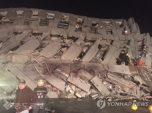 ▲ 대만에서 규모 5.8의 지진이 발생했다. 사진은 지난 2월 6일 오전 4시께(현지시간) 대만 남부 가오슝에서 규모 6.4의 지진이 발생, 인접 타이난시의 건물들이 대거 무너진 모습. /연합뉴스