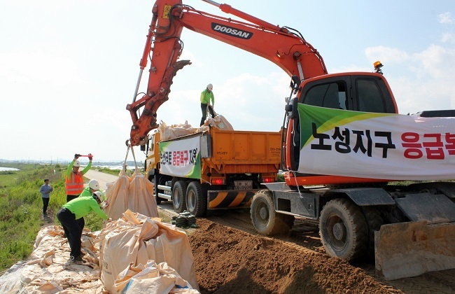 ▲ 대전국토관리청은 여름철 수해예방을 위해 지난 11일 충남 논산시에서 모의훈련을 실시했다.
<br />