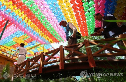 ▲ 석가탄신일을 하루 앞둔 13일 오후 서울 종로구 조계사를 찾은 시민들이 형형색색 연등 아래를 지나고 있다./연합뉴스