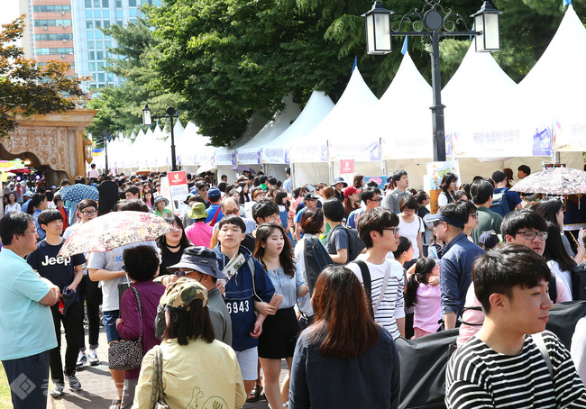 ▲ 14일 유성온천문화축제장 두드림 공연장 인근 인파
<br />