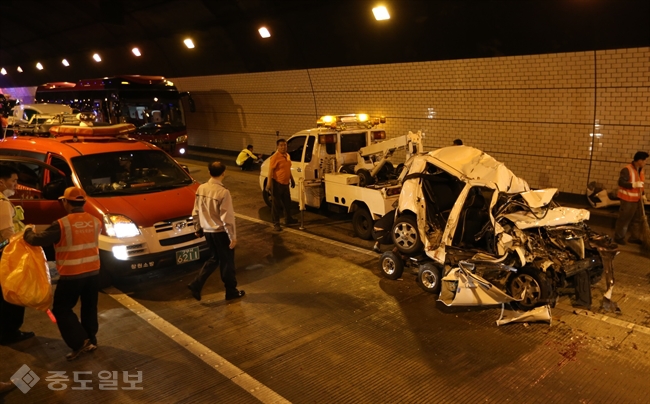 ▲ 16일 오전 경남 창원시 의창구 북면 기계리 남해고속도로 창원분기점 북창원 방향 25㎞ 지점 창원1터널에서 8중 추돌사고 현장. 이 사고로 모닝 운전자 4명이 숨졌다. /연합뉴스 ▲ 16일 오전 경남 창원시 의창구 북면 기계리 남해고속도로 창원분기점 북창원 방향 25㎞ 지점 창원1터널에서 8중 추돌사고 현장. 이 사고로 모닝 운전자 4명이 숨졌다. /연합뉴스