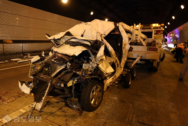 ▲ 16일 오전 경남 창원시 의창구 북면 기계리 남해고속도로 창원분기점 북창원 방향 25㎞ 지점 창원1터널에서 8중 추돌사고 현장. 이 사고로 모닝 운전자 4명이 숨졌다./연합뉴스 ▲ 16일 오전 경남 창원시 의창구 북면 기계리 남해고속도로 창원분기점 북창원 방향 25㎞ 지점 창원1터널에서 8중 추돌사고 현장. 이 사고로 모닝 운전자 4명이 숨졌다./연합뉴스