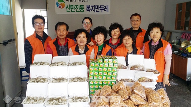 ▲ '두레'의 전통을 현대에 되살린 대전복지만두레의 활동모습. 대덕구 신탄진동 복지만두레가 지난해 9월15일 추석명절을 맞이하여 관내 독거노인 및 장애인, 노인부부 등 식생활에 어려움을 겪고 있는 결연세대 45가구에게 회원들이 정성껏 준비한 송편, 불고기, 과자등을 직접 방문 전달해 안부를 살폈다. ▲ '두레'의 전통을 현대에 되살린 대전복지만두레의 활동모습. 대덕구 신탄진동 복지만두레가 지난해 9월15일 추석명절을 맞이하여 관내 독거노인 및 장애인, 노인부부 등 식생활에 어려움을 겪고 있는 결연세대 45가구에게 회원들이 정성껏 준비한 송편, 불고기, 과자등을 직접 방문 전달해 안부를 살폈다.