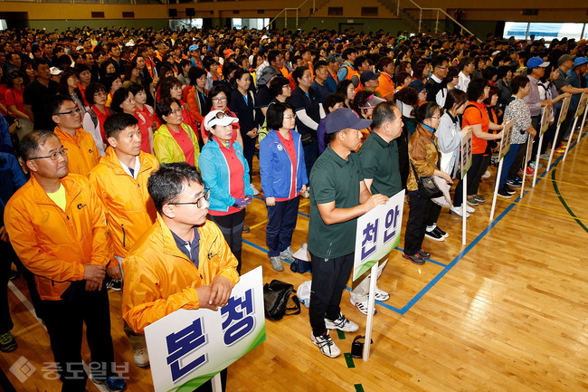 ▲ 충남교육청은 지난 21일 서천 국민체육센터에서 본청 등 도내 교육공무원 3000여 명이 참석한 가운데 '제14회 충남교육행정연합 어울림 한마당'을 개최했다./충남교육청 제공.
<br />
<br />