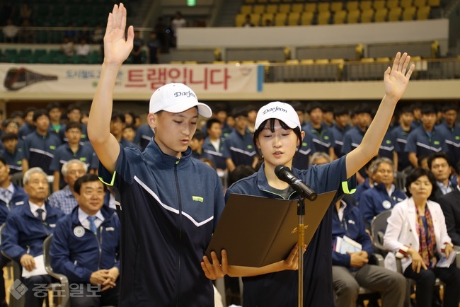 ▲ 신동호(대전체육중3ㆍ육상) 선수와 최민지(대전매봉중3ㆍ펜싱) 선수가 23일 충무체육관에서 열린 제45회 전국소년체육대회 출정식에서 선서를 하고 있다. 사진=대전시체육회 제공.