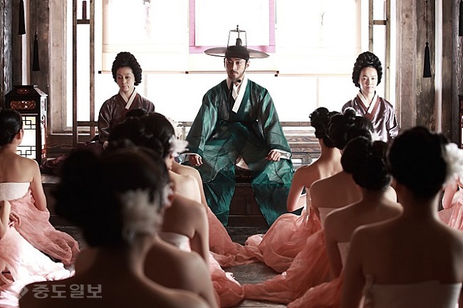 ▲ 영화 간신 중 한 장면. 연산군 당시 11년동안 1만 미녀를 바쳐 왕을 쥐락펴락 하는 '간신'들의 시대를 다룬 영화다. ▲ 영화 간신 중 한 장면. 연산군 당시 11년동안 1만 미녀를 바쳐 왕을 쥐락펴락 하는 '간신'들의 시대를 다룬 영화다.