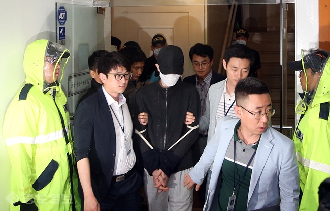 ▲ 강남 '묻지마 살인' 사건 피의자 김모씨가 24일 오전 서울 강남역 인근 주점 화장실에서 범행 장면을 재연하고 나서 밖으로 나서고 있다./연합뉴스 ▲ 강남 '묻지마 살인' 사건 피의자 김모씨가 24일 오전 서울 강남역 인근 주점 화장실에서 범행 장면을 재연하고 나서 밖으로 나서고 있다./연합뉴스