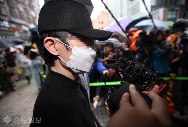 ▲ 강남 '묻지마 살인' 사건 피의자 김모씨가 24일 오전 서울 강남역 인근 주점 화장실에서 범행 장면을 재연하기에 앞서 취재진의 질문에 답하고 있다./연합뉴스 ▲ 강남 '묻지마 살인' 사건 피의자 김모씨가 24일 오전 서울 강남역 인근 주점 화장실에서 범행 장면을 재연하기에 앞서 취재진의 질문에 답하고 있다./연합뉴스