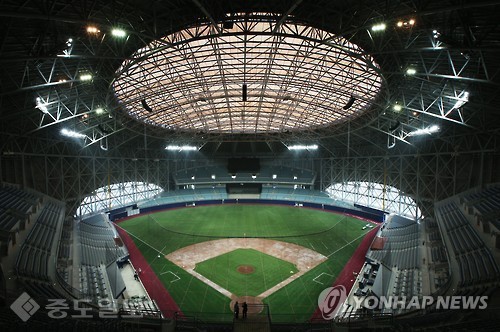 ▲ 국내 최초 돔구장인 서울 고척돔 야구장(서남권 돔 야구장) 내부./연합뉴스 ▲ 국내 최초 돔구장인 서울 고척돔 야구장(서남권 돔 야구장) 내부./연합뉴스