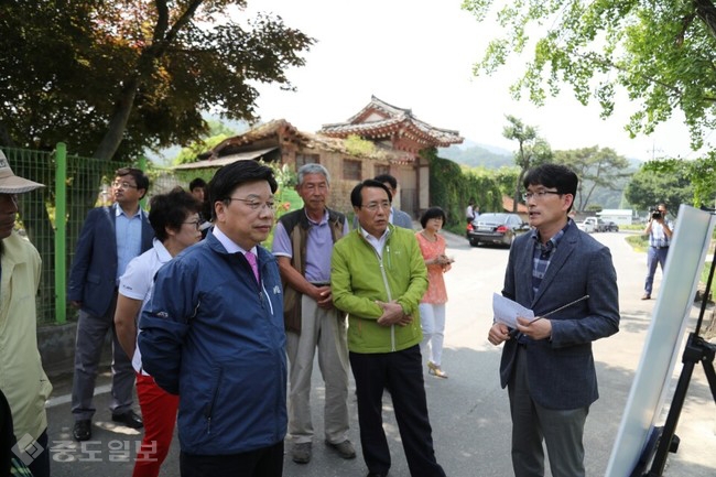 ▲ 동구 현장 방문에 나선 권선택 대전시장이 25일 이사동 마을진입로 주민불편 사항을 점검하고 있다.<사진=대전시 제공>