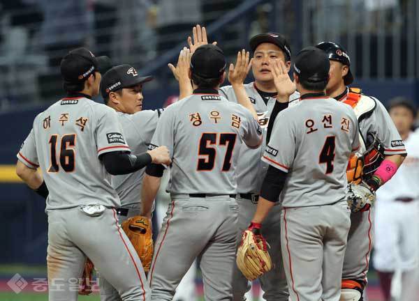 ▲ 하이파이브를 하고 있는 한화이글스 선수들 =  한화이글스 제공