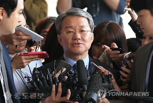 ▲ 27일 오전 전직 검사장 출신인 홍만표 변호사가 변호사법 위반 및 탈세 피의자 신분으로 조사를 받기 위해 서울 서초구 중앙지검으로 들어서며 취재진의 질문에 답하고 있다. /연합뉴스 ▲ 27일 오전 전직 검사장 출신인 홍만표 변호사가 변호사법 위반 및 탈세 피의자 신분으로 조사를 받기 위해 서울 서초구 중앙지검으로 들어서며 취재진의 질문에 답하고 있다. /연합뉴스