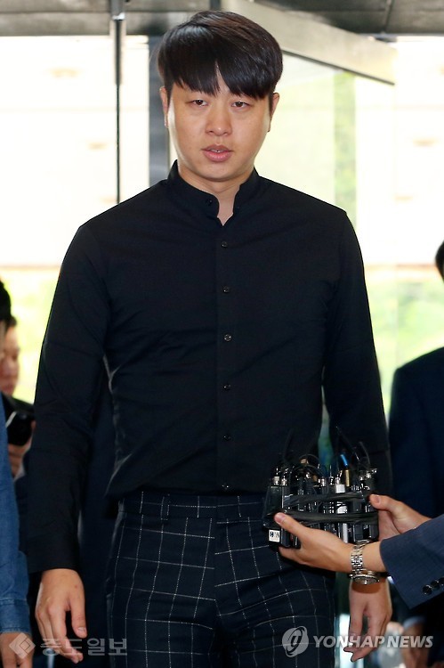 ▲ 개그맨 유상무가 31일 오전 성폭행 미수 피의자 신분으로 조사를 받기 위해 서울 강남경찰서로 들어서고 있다./연합뉴스